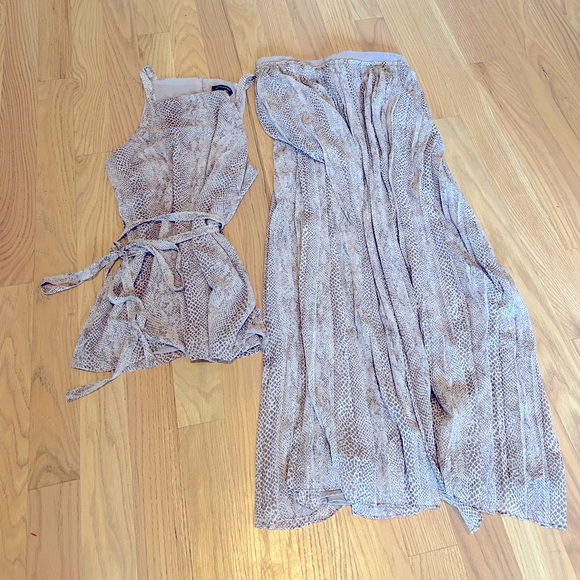 Banana Republic women’s two piece snake print top and pleated shirt with belt - Picture 1 of 6